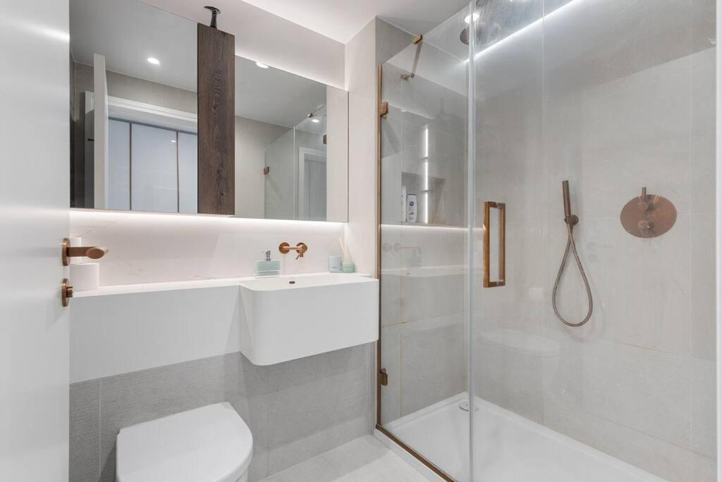 Luxury 2 Bed And 2 Bath Flat With Air Condition Appartamento Londra